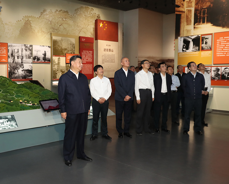 9月12日，中共中央总书记、国度主席、中央军委主席习近平视察中共中央北京香山革命留想地。这是习近平在香山革命留想馆参观《为新中国奠基》主题展览。