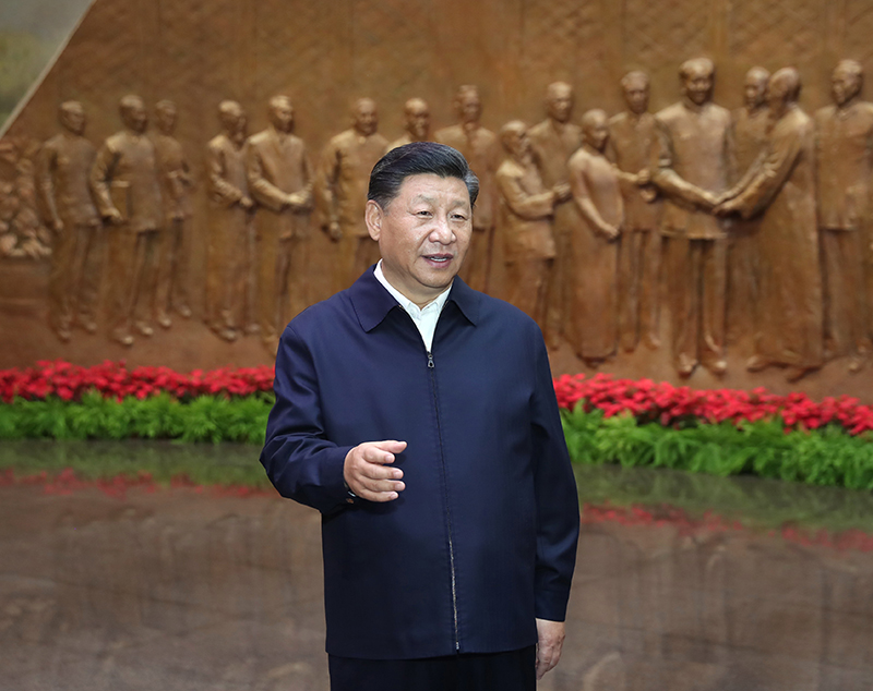 9月12日，中共中央总书记、国度主席、中央军委主席习近平视察中共中央北京香山革命留想地。这是习近平在香山革命留想馆参观《为新中国奠基》主题展览，并颁发沉要讲话。